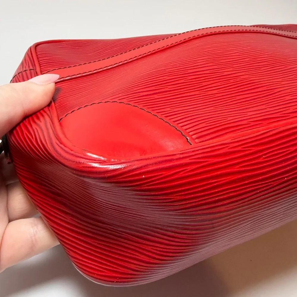 Louis Vuitton Trocadero 27 Red Epi Leather Crossbody Unisex